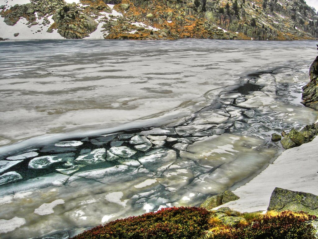 Comença el desglaç a l'Estany Gran d'Amitges by David Soler