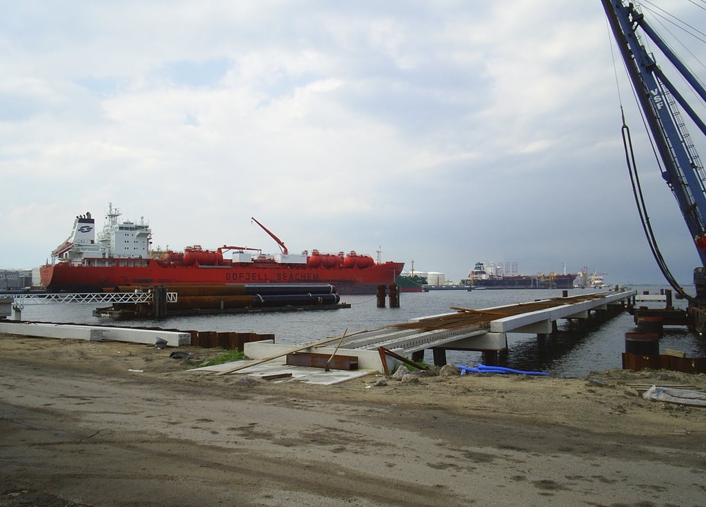 Gasoline tanker at Oiltanking Amerikahaven by ekuik