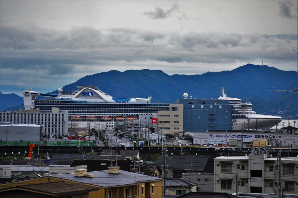 海老園から見た五日市港 by KUNIO MIURA