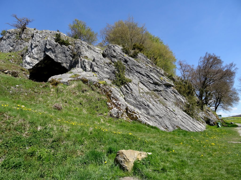 Der Hohle Stein im Lörmecketal by Friedhelm Dröge