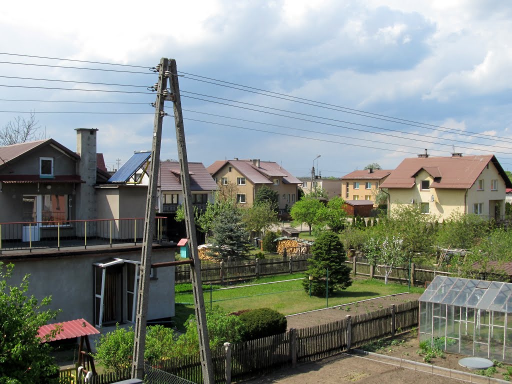 Na osiedlu domków jednorodzinnych w rejonie ulic Słonecznej, Topolowej, Zielonej i Kwiatowej by Ryszard W.