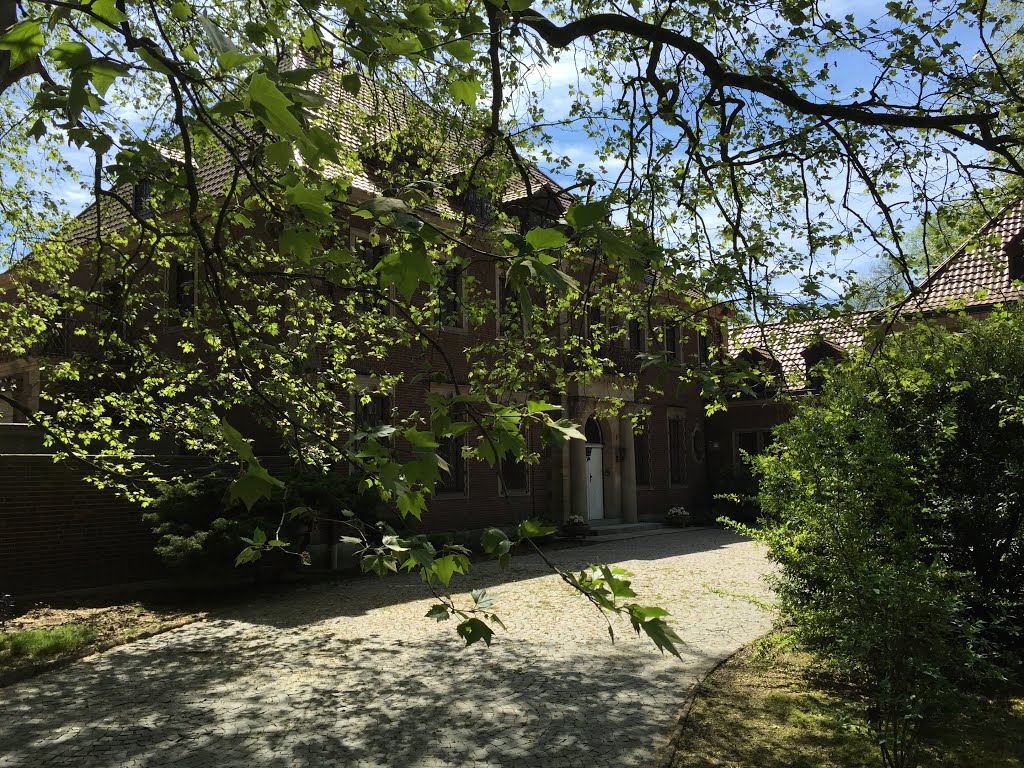 Marienburg, Köln, Germany by Jürgen Lange