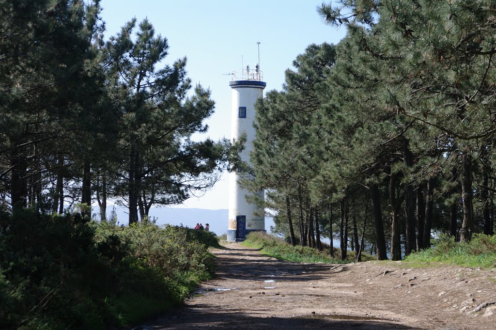 Faro de Punta Subrido by fonteiriñas