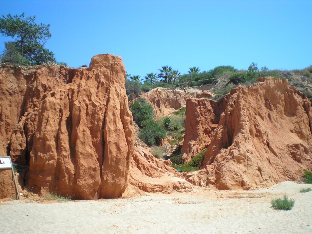 Quarteira, red sandstone cliff on the Praia de Trafal - August 2006 by Roberto Bubnich