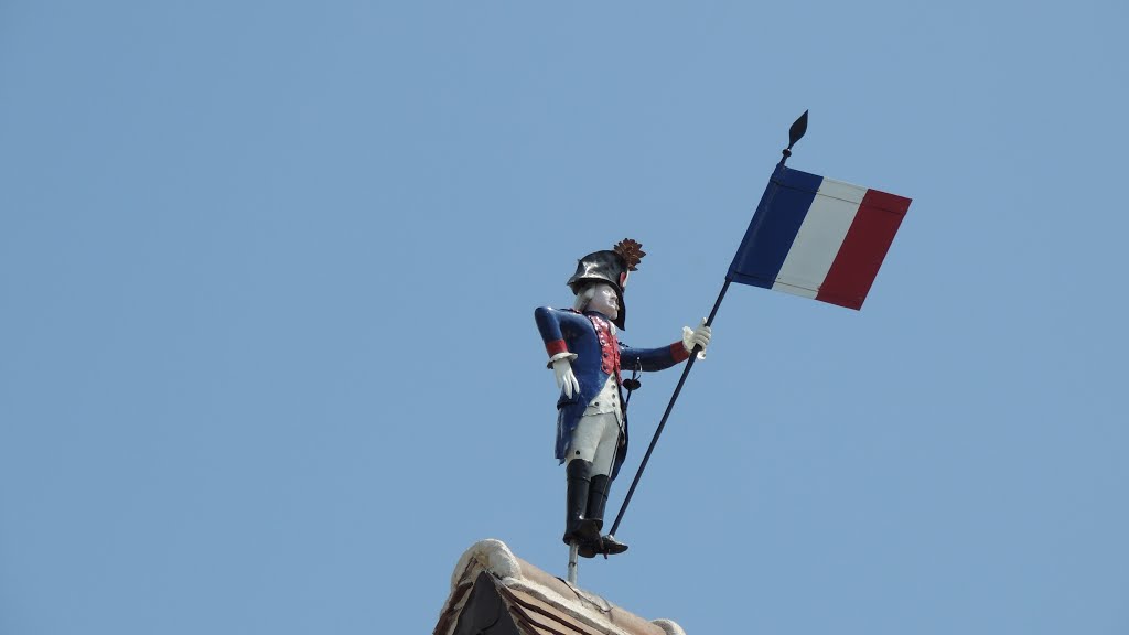 Girouette Républicaine dite Bonhomme Beaujon sur le toit de la Maison du Tourisme d'Issoudun et du Berry by Alain Colomb