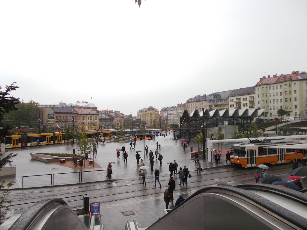 A felújított Széll Kálmán tér (esőben...) I. by t.mam