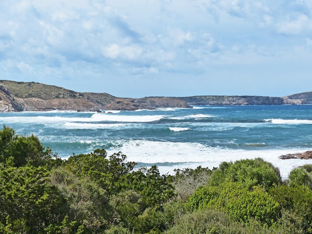 Espagne, sur l'île de Minorque, coup de vent sur la Platges de Fornells by Roger Narbonne