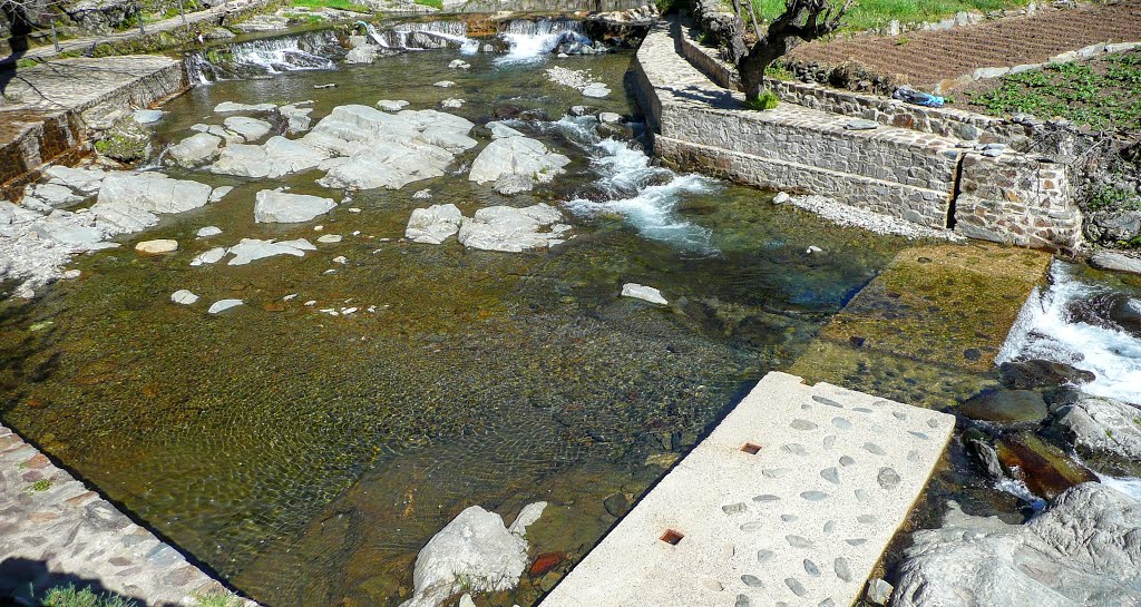 Accesos al chorro de la Meancera en El Gasco by Ricardo Pérez