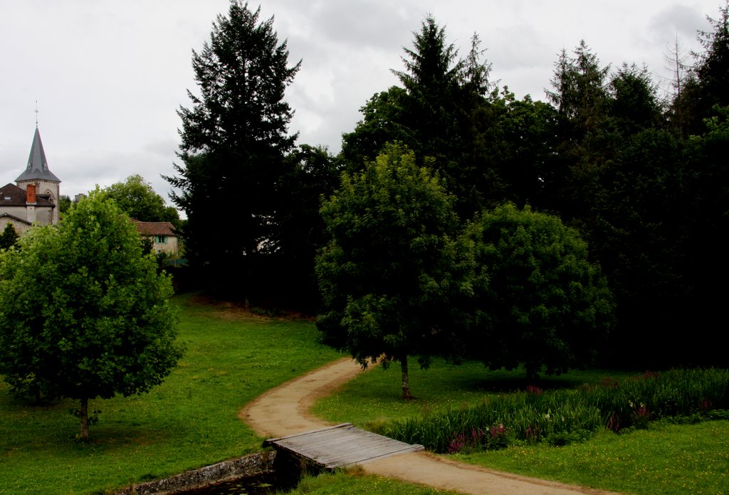 Nieul : chemin de promenade dans le parc du château by macrobert