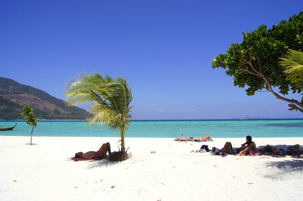 Sunrise Beach , Andaman Resort @ Koh Lipe Thai by j-ryu