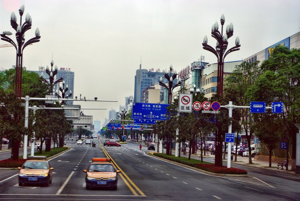 Typical metropolitan street flair in Changde by Manfred Schneider