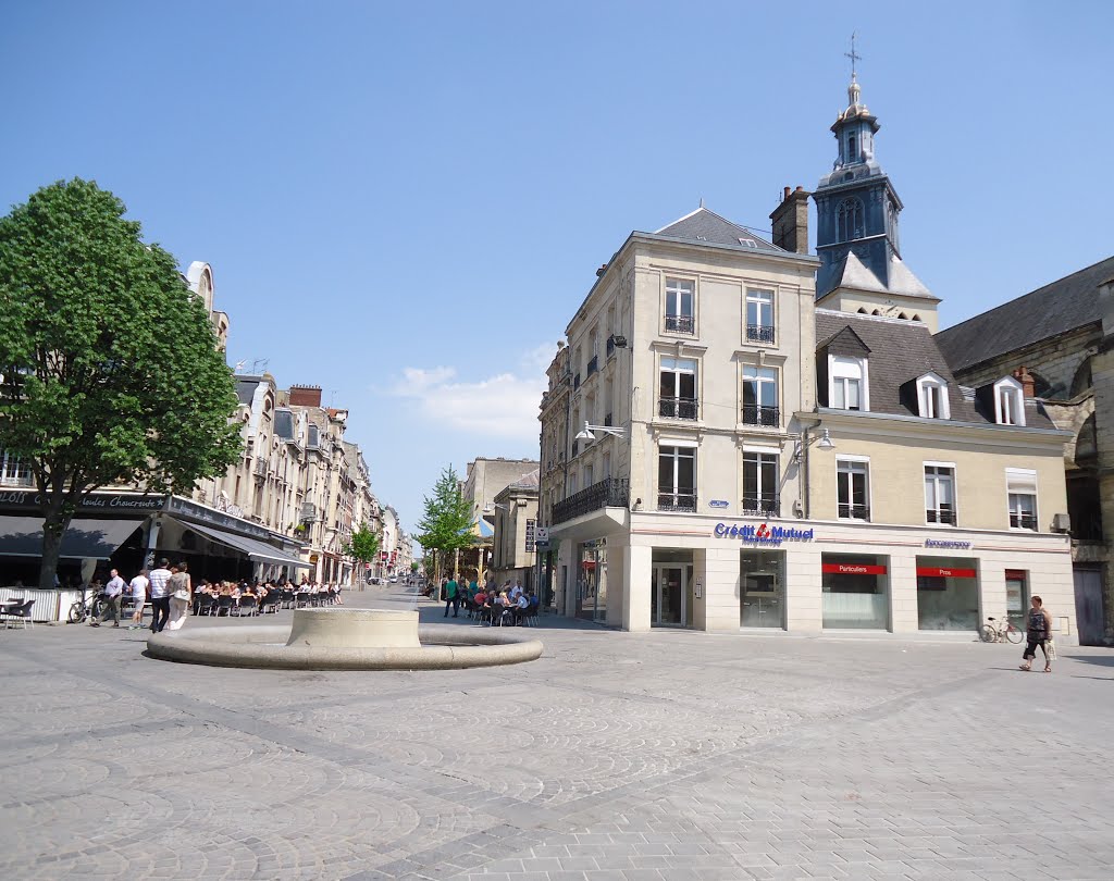 Fontaine & clocher de St-Jacques, place Condorcet à Reims by Claudius B.