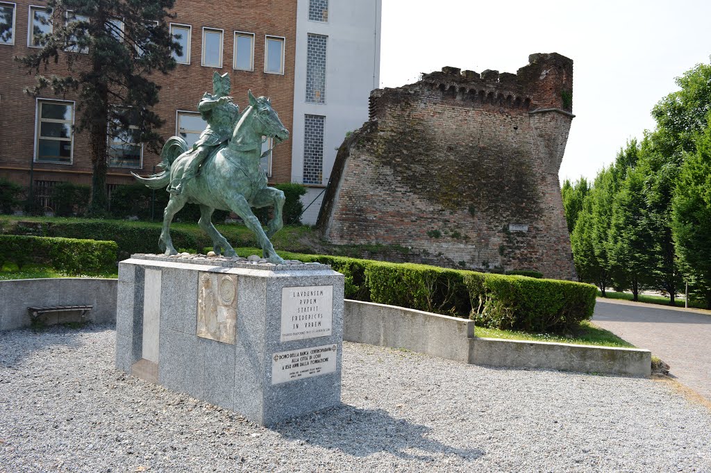 Monumento a Federico Barbarossa e mura di Lodi by Geo S