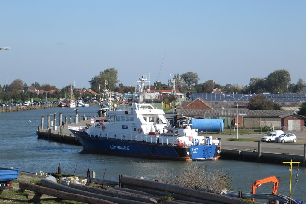 Die Küstenwache fährt in den Büsumer Hafen by Christian Drescher