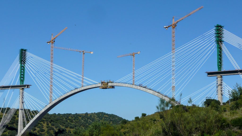 Detalle del arco central del Puente del AVE sobre el río Tajo by Ricardo Pérez