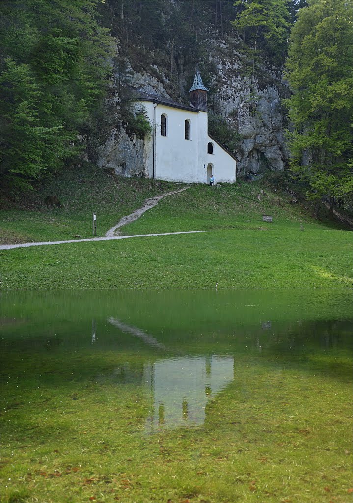 St.Gilgen/Wolfgangsee/Falkensteinrunde: Falkensteinkirche mit Regenteich by Normann Steidl