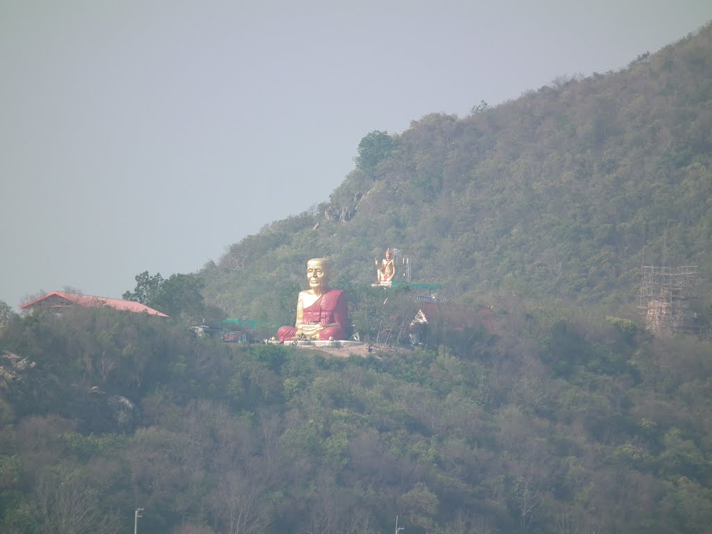 Luang Poo Thuat on the Hill by pr8ngkiet