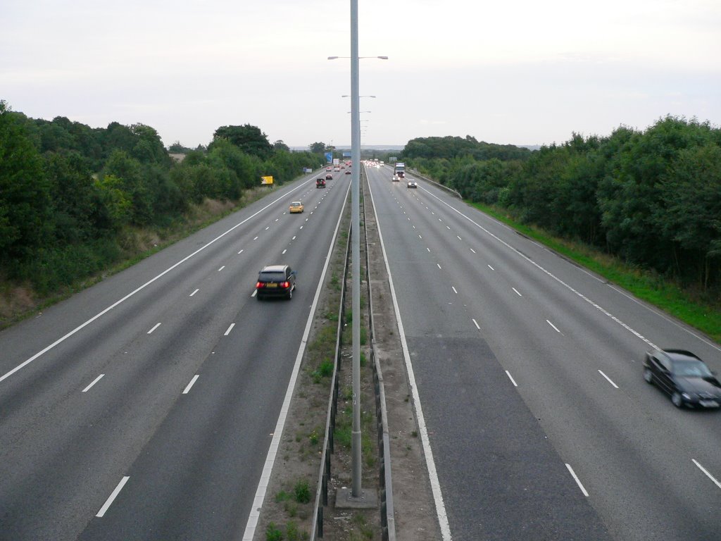 M25 looking east from Bedmond Road, Bedmond, Hertfordshire by Frank Warner