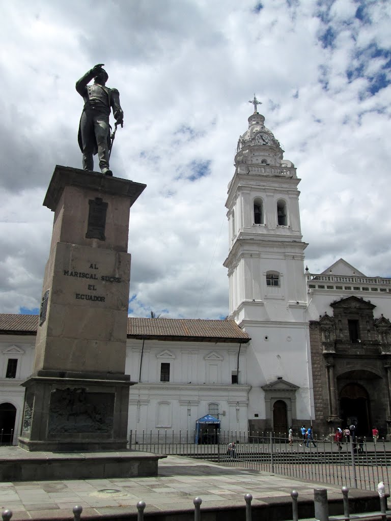 Monumento al Mariscal Antonio José de Sucre y la Iglesia de Santo Domingo. by Pepe Arroba