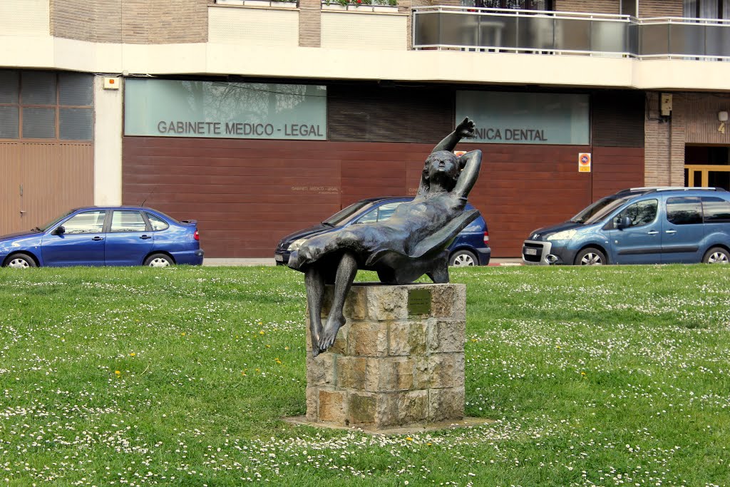 ESTELLA-LIZARRA (NAVARRA) LA ESCULTURA "EL PLACER DE VIVIR", DEL ARTISTA BELGA HENRI LENAERTS, EN LA PLAZA, TRAS EL AYUNTAMIENTO by JOSE LUIS OROÑEZ