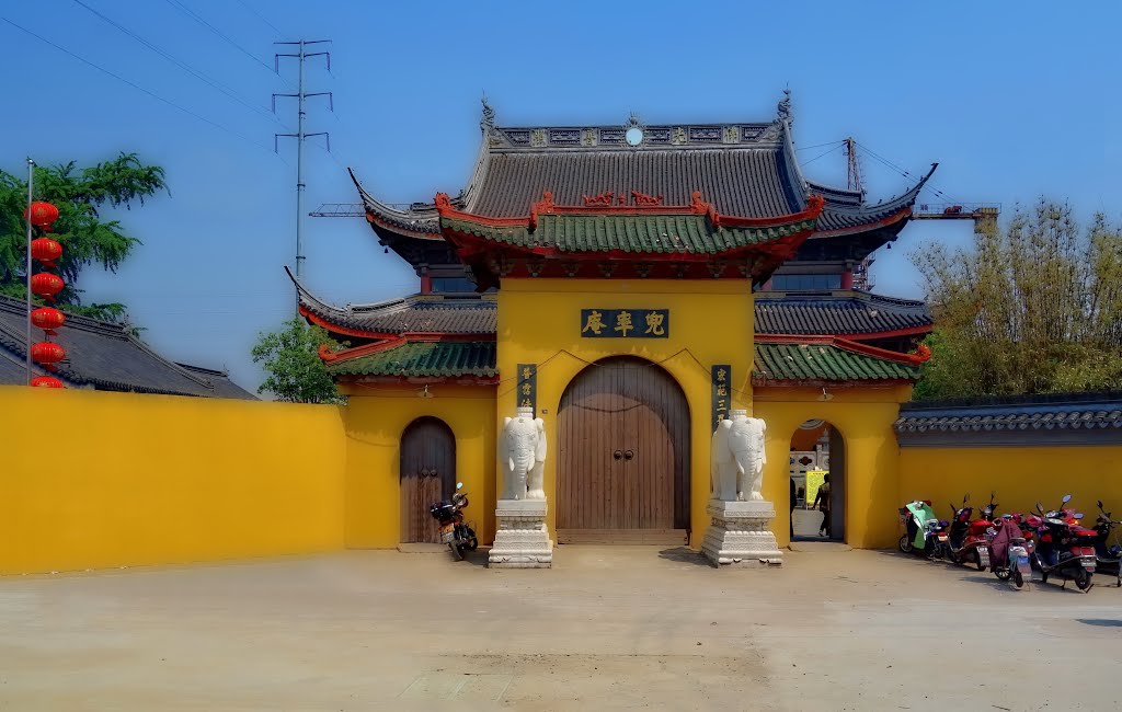 Two elephants - Temple Xiagang in Jiangyin by Rit@