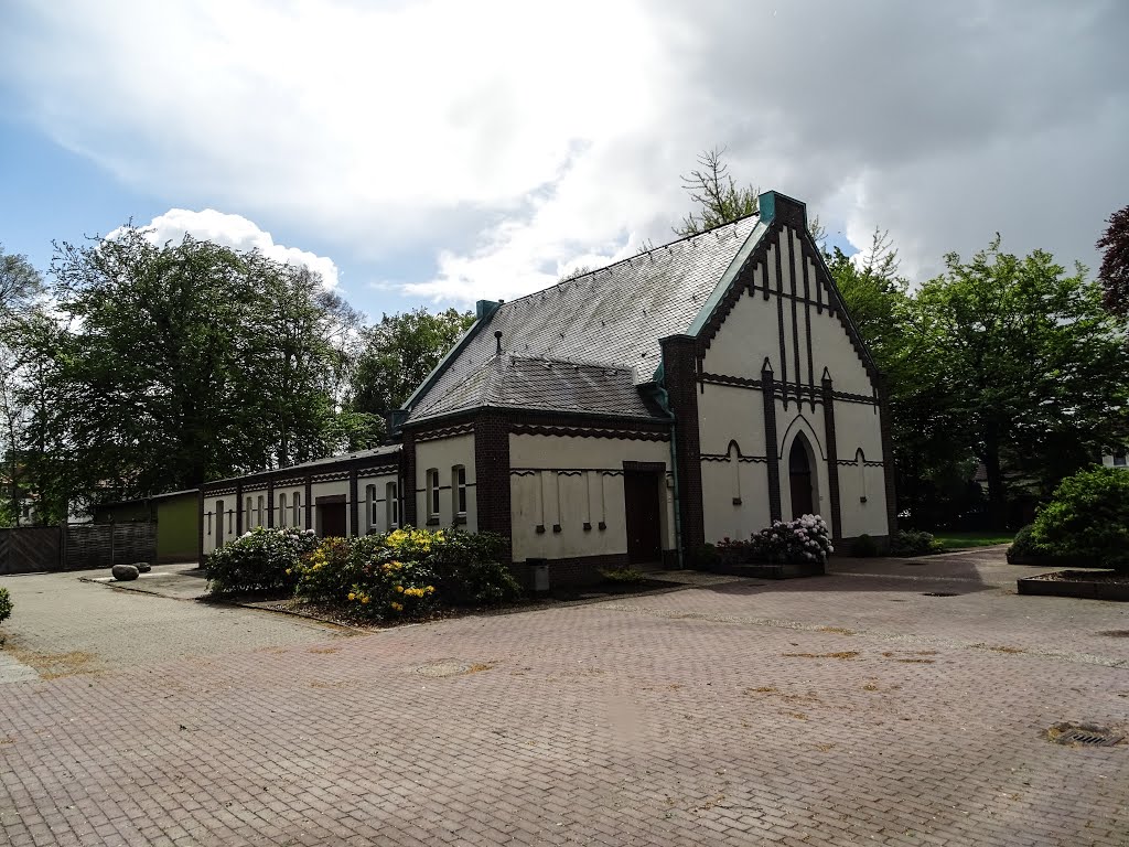 Kapelle auf dem Altenburger Friedhof in Wilhelmshaven by Hermi Klinky