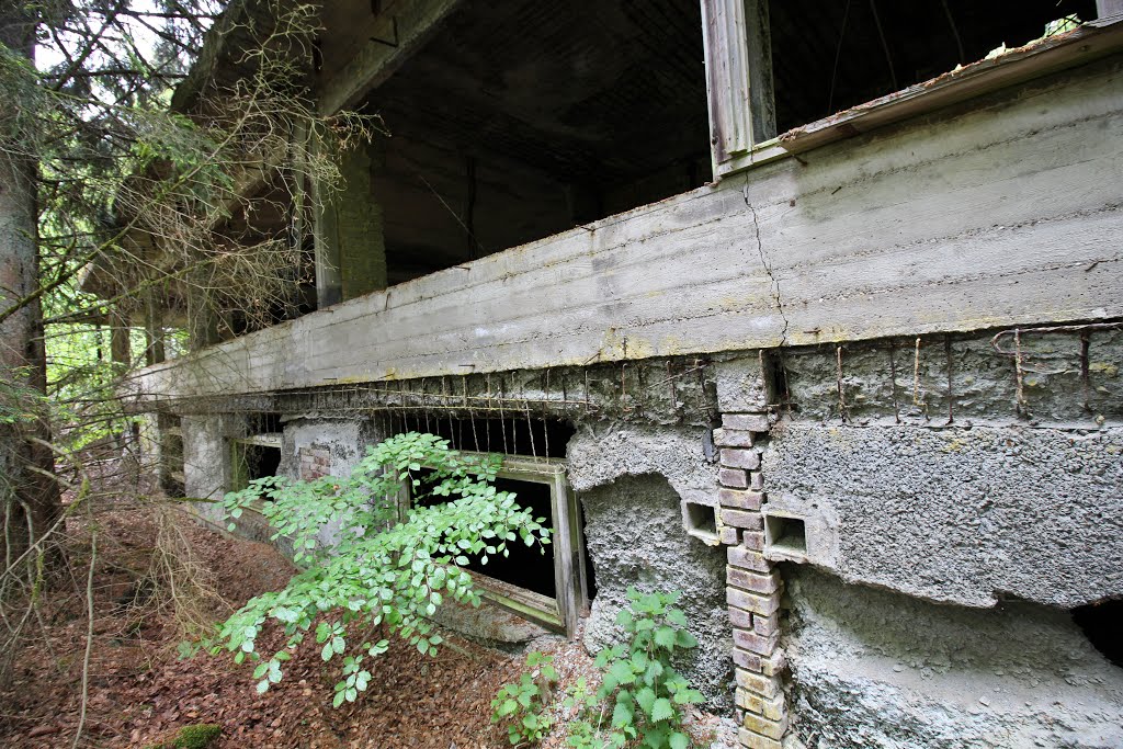 Die nicht fertiggestellte Jagt-Grillhütte von Altkanzler Konrad Adenauer by Jürgen Lange