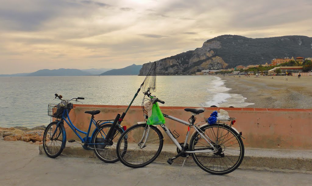 Finale Ligure - ...è l'ora dei pescatori.... by pumpumma