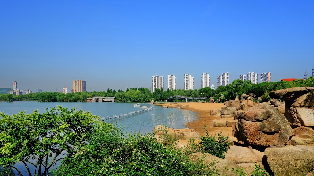 Beach with rocks - Park Huangshanhu in Jiangyin by Rit@