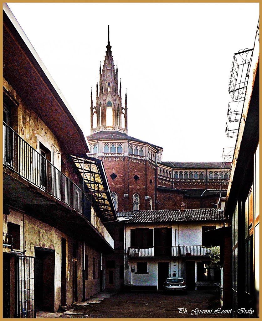 ITALIA - Cesano Maderno (MB). Corte interna in piazza Arese, sullo sfondo cuspide Chiesa di Santo Stefano. - View on Saint Stephen church from Arese square. by antenoremalatesta