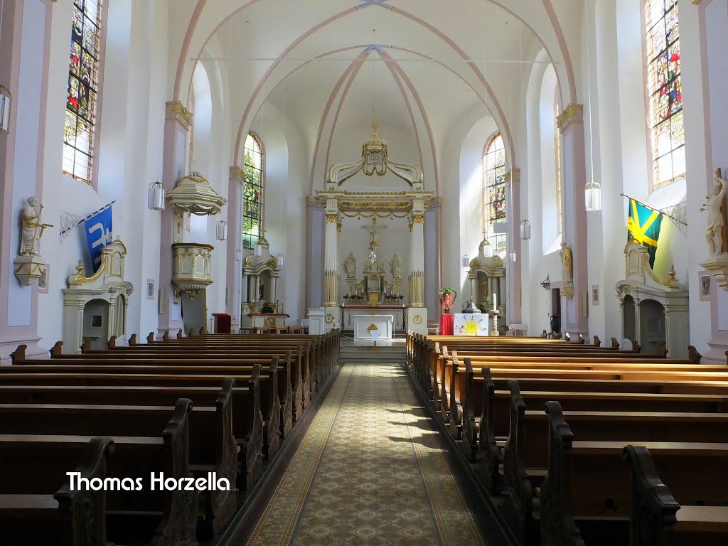 Blick ins innere der Pfarrkirche von Zell an der Mosel by Thomas Horzella