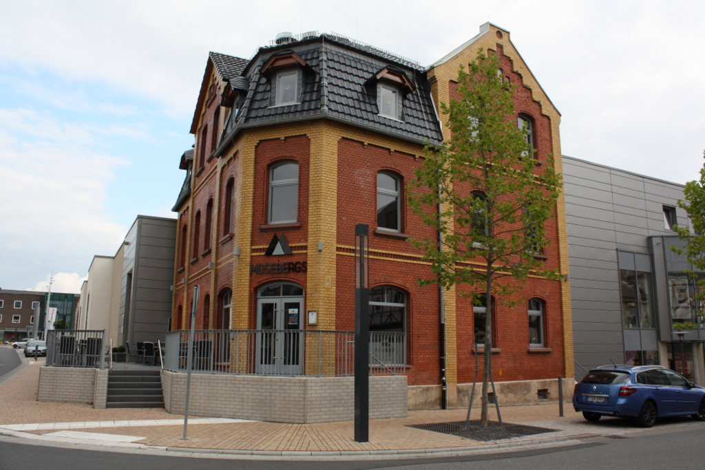 Eckhaus Bismarckstraße / Nürnberger Straße by Helgoland