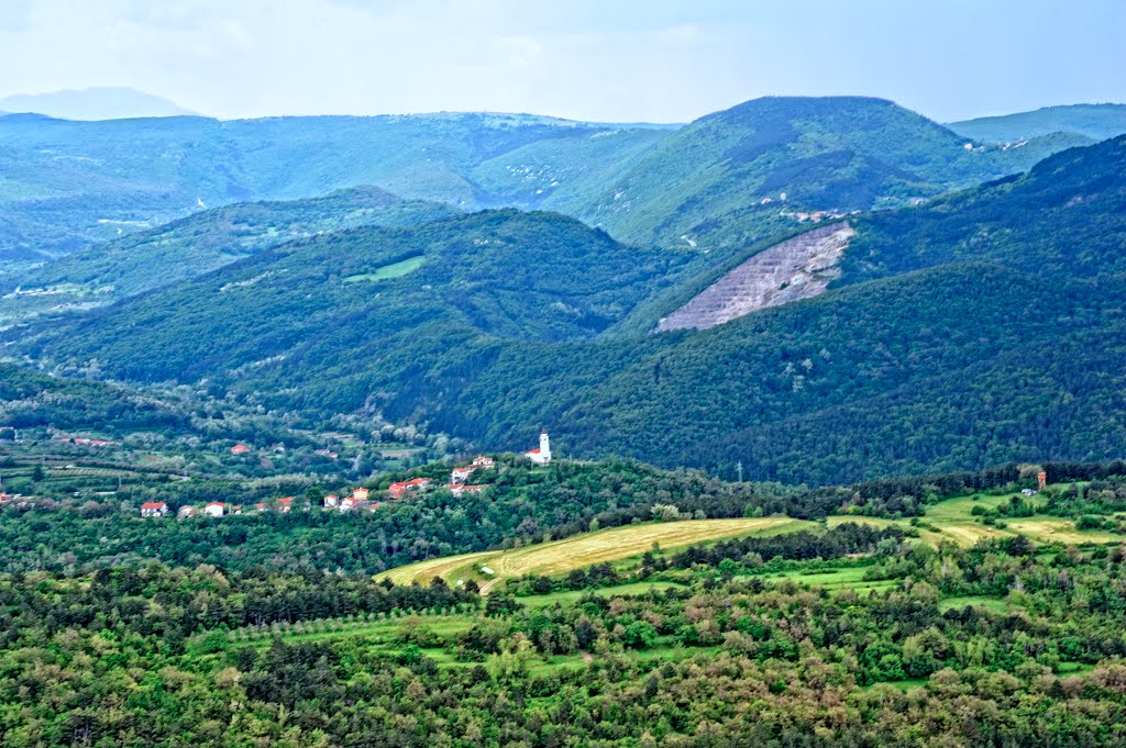 Pogled s Tinjana na Rožar s cerkvijo by Valter Erzetič New