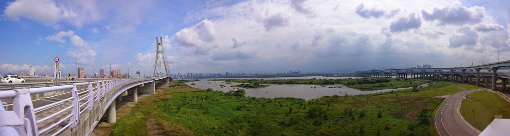 New Taipei, Banqiao District, New Taipei City, Taiwan by Han Wei Liang