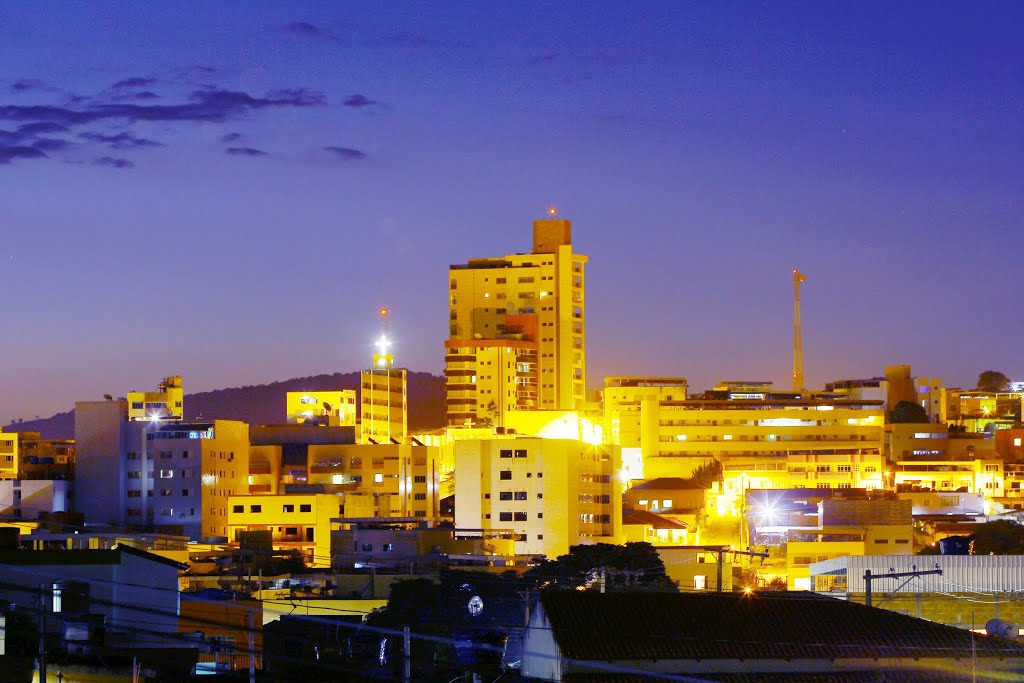 Skyline de Nova Serrana/MG à noite. Data: 02/02/2016 by Christyam de Lima