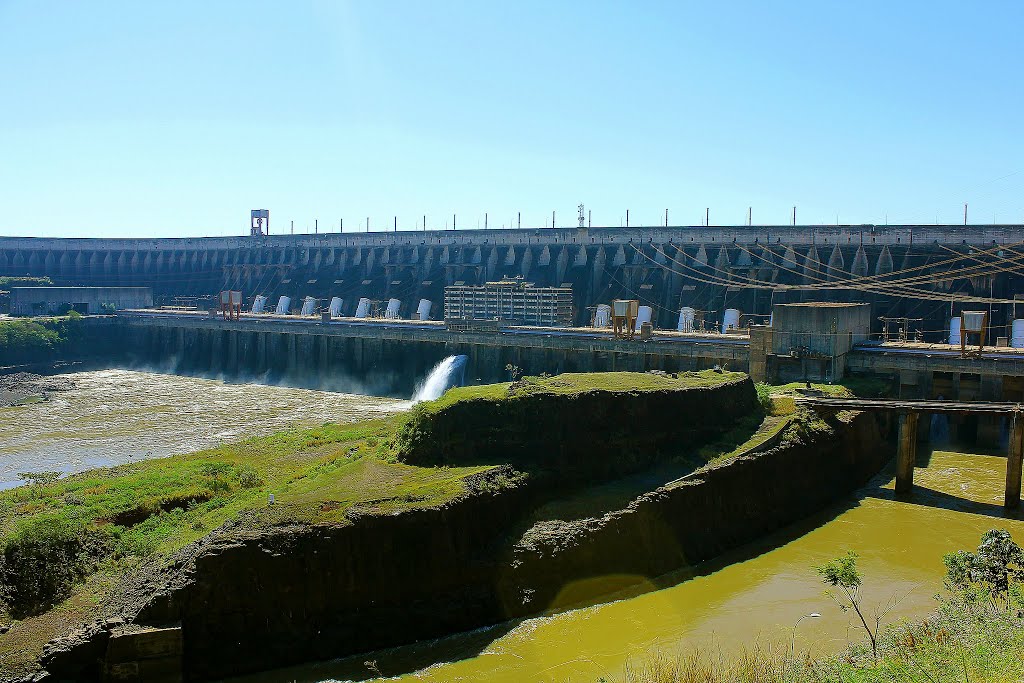 Hidrelétrica Itaipu. Data: 30/08/2015 by Christyam de Lima