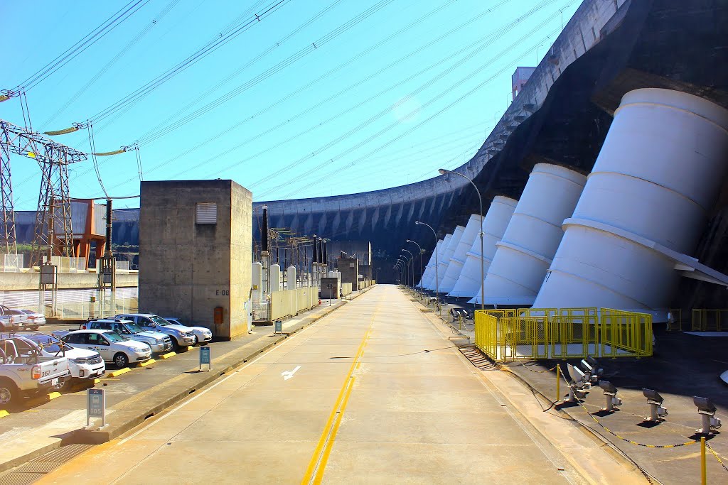 Hidrelétrica Itaipu. Data: 30/08/2015 by Christyam de Lima