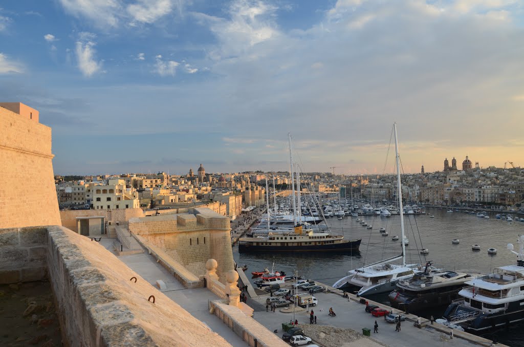 Xatt Il - Forn, Il-Birgu, Malta by mario castro