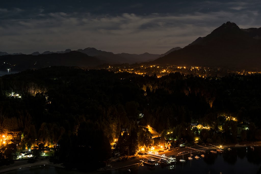 Nocturna de Villa La Angostura, desde el mirador de Bahía Mansa by Nahuel Diuorno