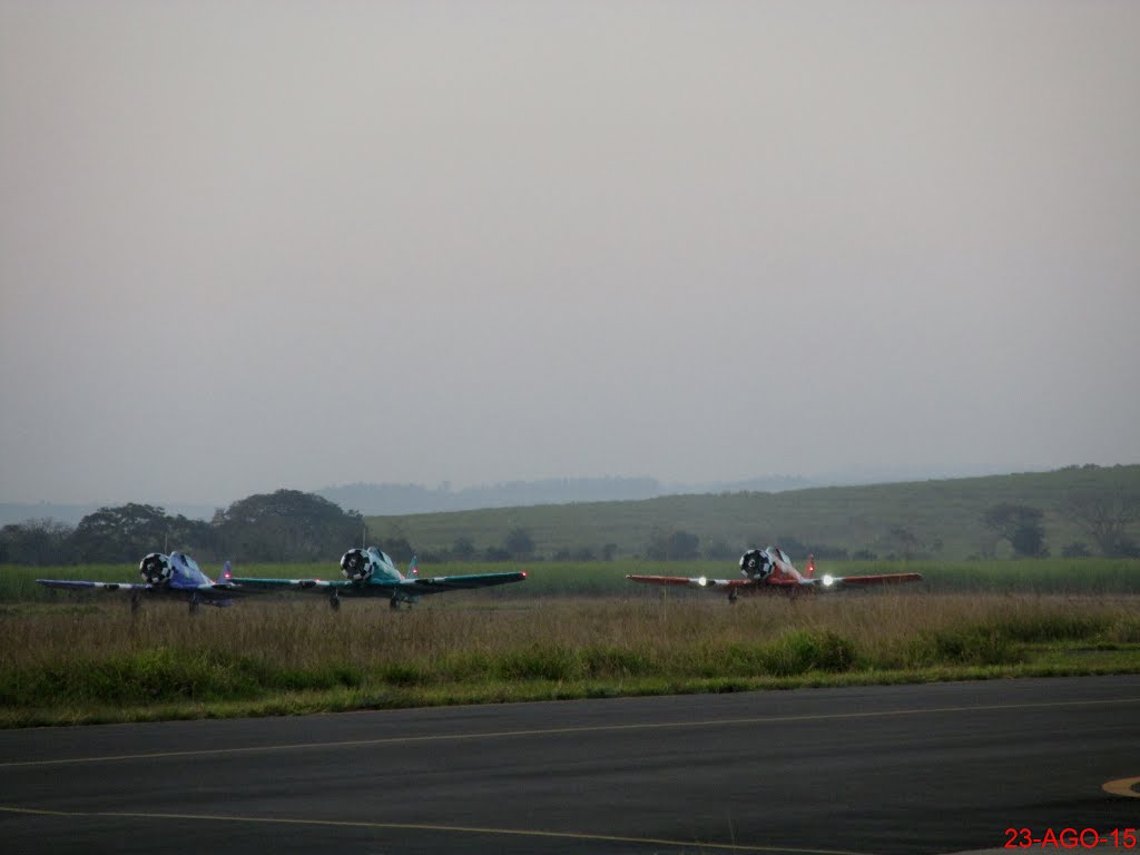 Entardecer na Academia da Força Aérea (AFA) em Pirassununga. O lendário avião T-6 da Esquadrilha BR Aviation (antiga Oi e Onix Jeans) no preparativo para a decolagem após a exibição no Domingo Aéreo 2015. O North American T-6 Texan foram os primeiros aviões utilizados pela Esquadrilha da Fumaça, quando a esquadrilha estava baseada no Rio de Janeiro. by MARCO AURÉLIO ESPARZ…