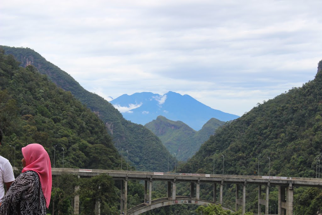 Mount Sago in a distance, taken from Kelok 9 Bridges area - Gunung Sago dari Jembatan Kelok 9 by Din Sham