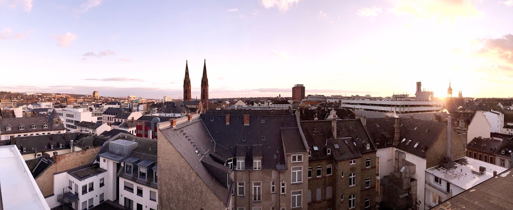 Blick auf Wiesbaden vom Karstadt-Parkhaus by Maximilian Jänicke