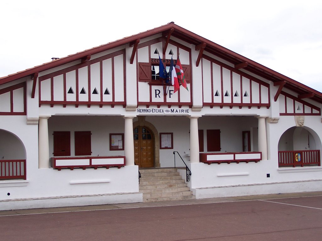 Mairie de Guéthary by julienlecatalan