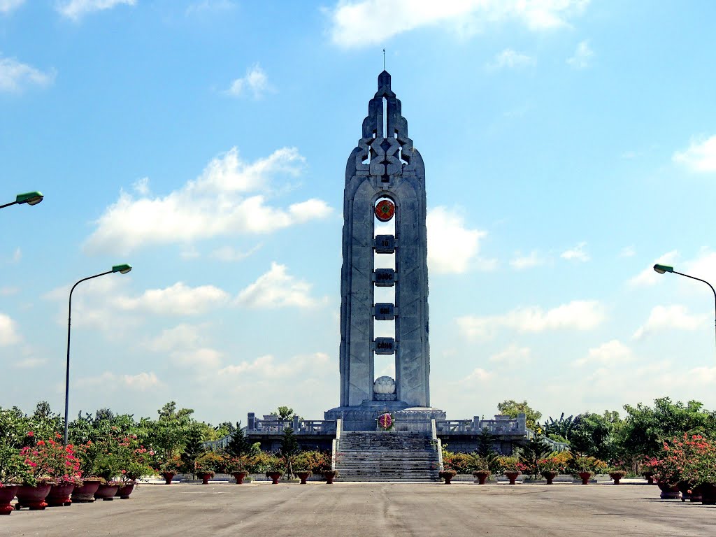 Phong cảnh Tiền Giang bên QL 1A - Ngĩa trang LS huyện Cai Lậy by Đào Việt Dũng