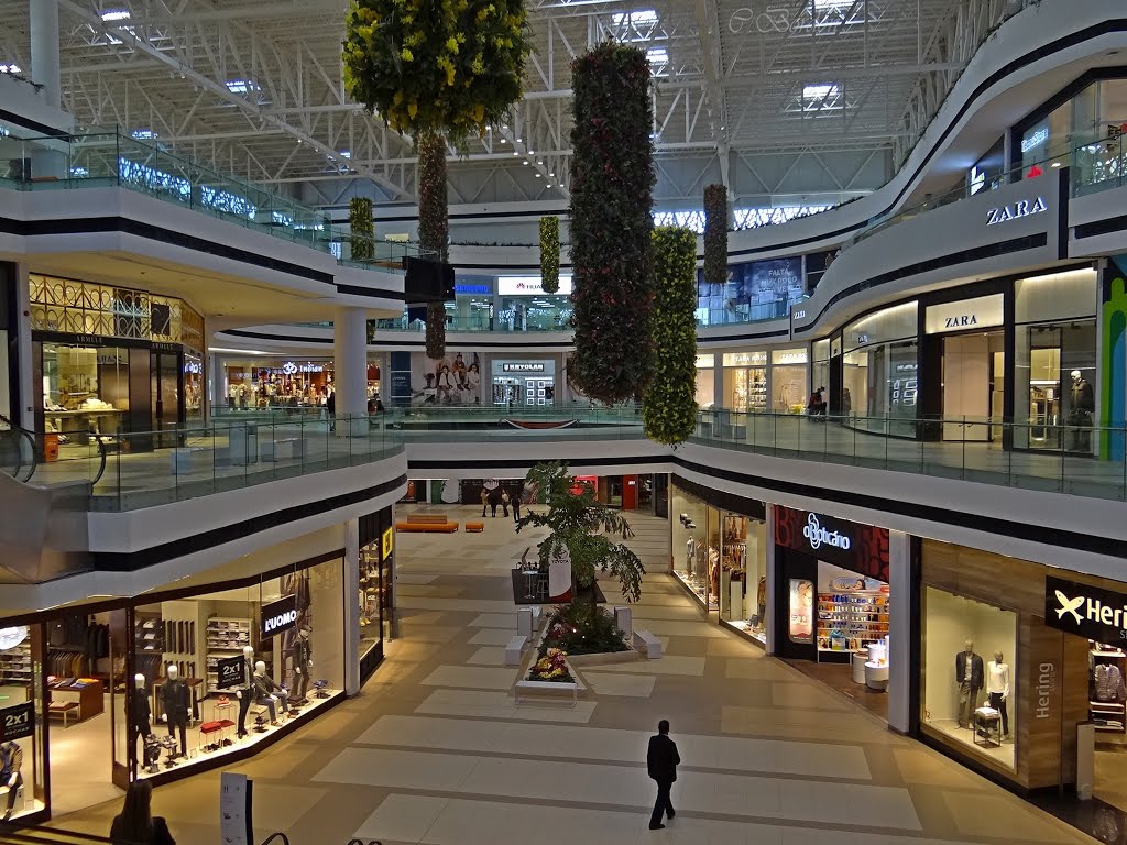 Interior del "Paseo La Galeria" by Cesar Bordón V.