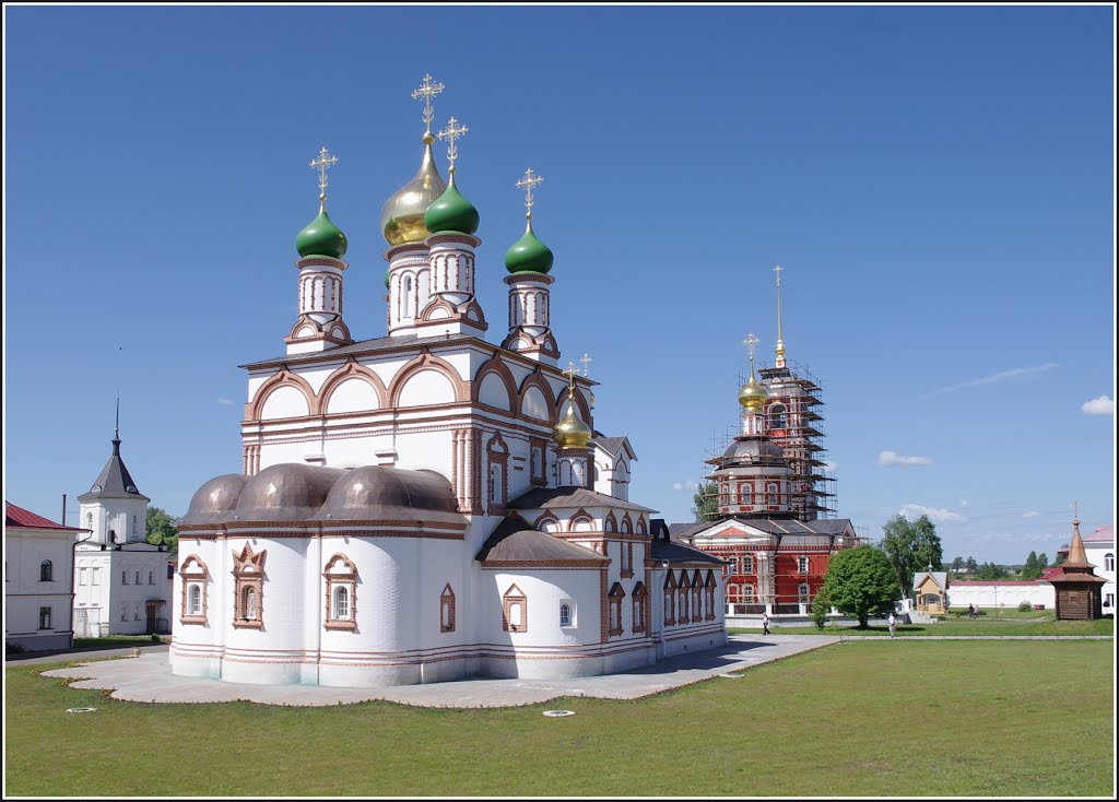 Ростов. Троице-Сергиев Варницкий монастырь. Сергиевский и Троицкий (на заднем плане) соборы. 06.2015. by Николай Панов