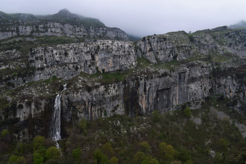 Cascada en el nacimiento del Asón by Jesús Simón