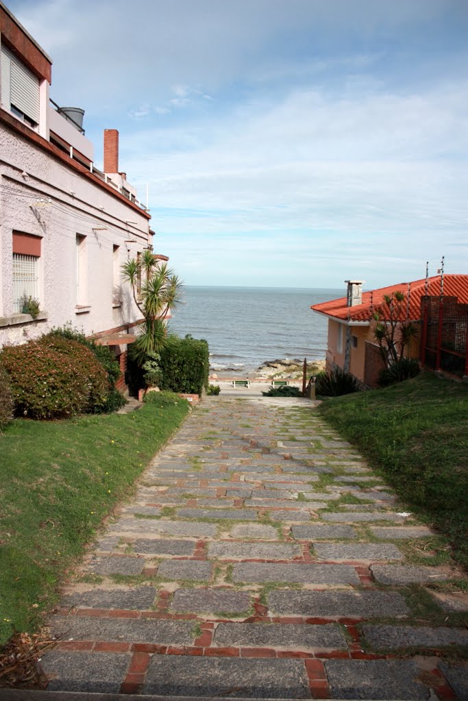 Una ventana al cielo, una ventana al mar. Pasaje desde la calle Mar Antártico hacia la Rambla. Barrio Punta Gorda, Montevideo, Uruguay. by hector.tierno