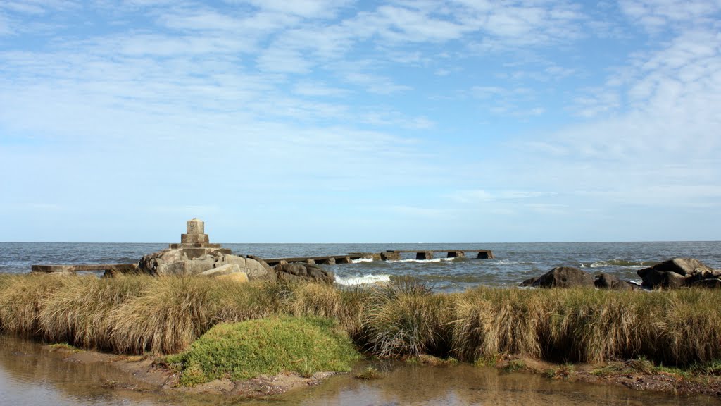 Horizontes marinos. Muelle de pescadores. Rambla de Punta Gorda, Montevideo, Uruguay. by hector.tierno