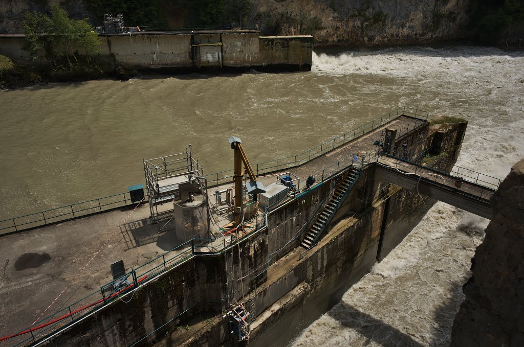 Barrage de Génissiat by Jean Thevenet